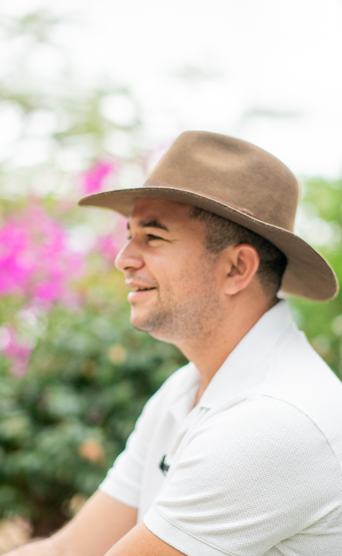Flávio Villar ao lado de músico com acordeon em jardim florido